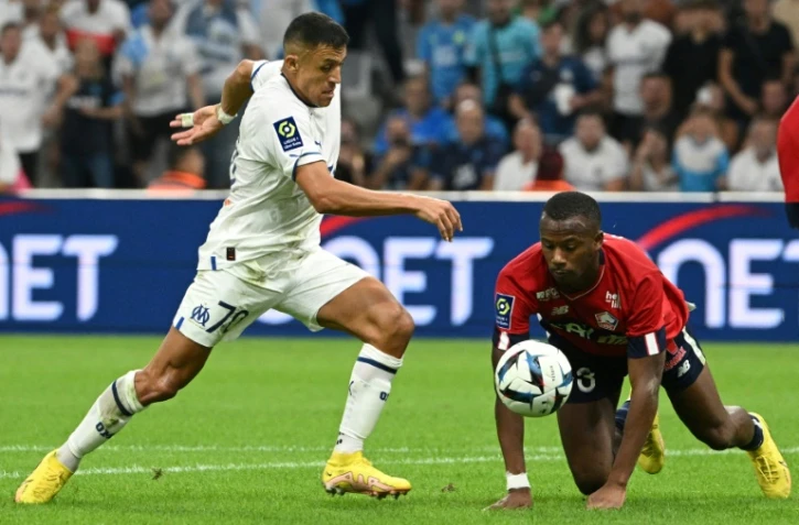 L'attaquant de l'OM Alexis Sanchez (g) devance le défenseur de Lille Tiago Djalo, le 10 septembre 2022 au Stade Vélodrome