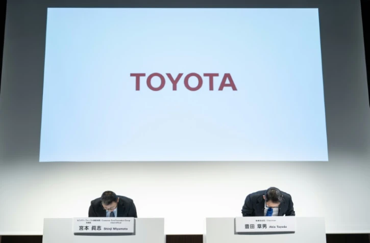 Akio Toyoda (D), président du conseil d'administration de Toyota Motor Corporation et Shinji Miyamoto, directeur général du groupe de promotion Customer First, lors d'une conférence de presse à Tokyo le 3 juin 2024