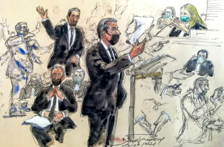 Croquis d'audience montrant l'ancien président français Nicolas Sarkozy (c) à la barre du tribunal correctionnel de Paris (C) dans l'affaire Bygmalion le 15 juin 2021