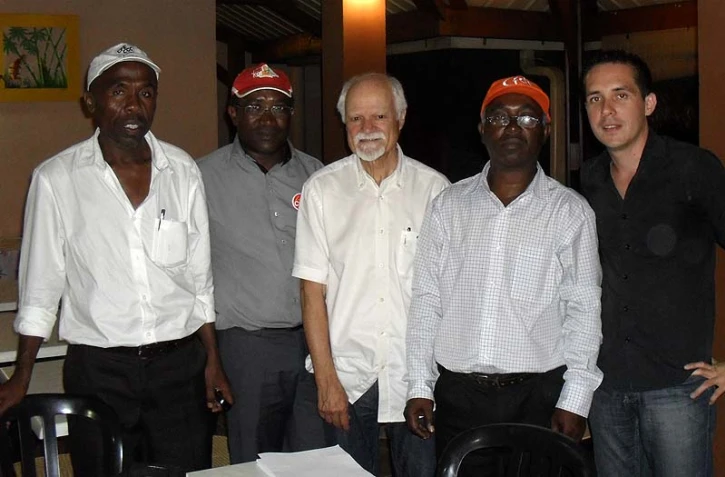 Mercredi 19 Octobre 2011

 l'intersyndicale de Mayotte( CFDT CGTM CFE CGC)avec Elie Hoarau et Gilles Leperlier