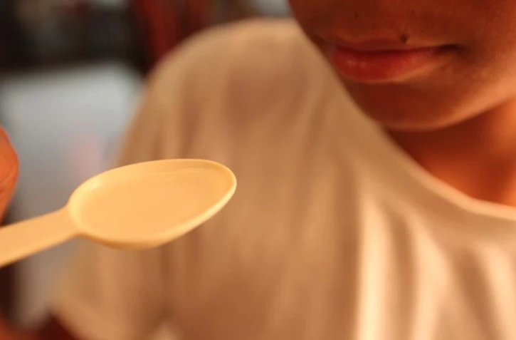 Enfant prenant un médicament