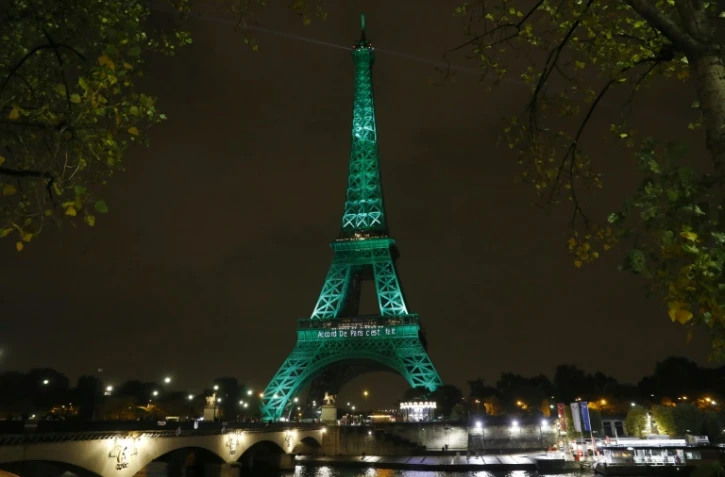 La tour Eiffel en vert pour célébrer la mise en oeuvre de l'accord de Paris, le 4 novembre 2016
