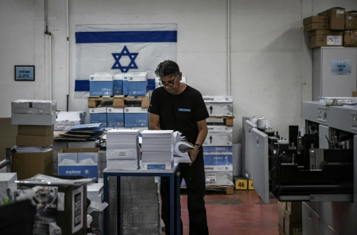 Un employé de l'imprimerie du kibboutz de Beeri, le 5 novembre 2023 dans le sud d'Israël