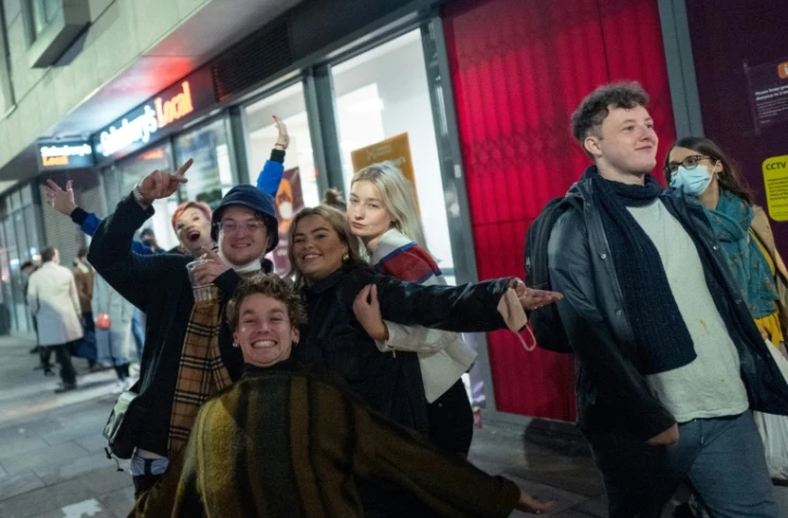 Des fêtards dans les rues de Londres le 16 octobre 2020 