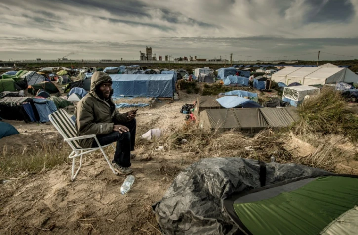 Un homme appelle sa famille restée au Soudan le 5 novembre 2015 dans "la Jungle" à Calais