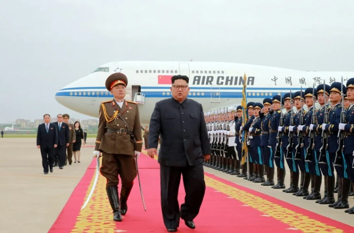 Photo fournie le 13 juin 2018 par l'agence nord-coréenne Kcna du leader nord-coréen Kim Jong Un à son arrivée à l'aéroport de Pyongyang après le sommet avec le président américain Donald Trump à Singapour