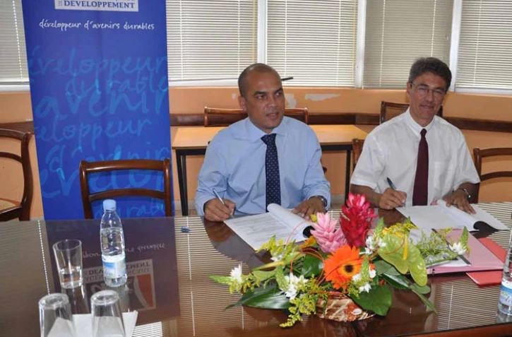 Jeudi 17 novembre 2011 - Signature de convention de partenariat entre l'AFD et la ville de Petite-Ile (photo D.R)