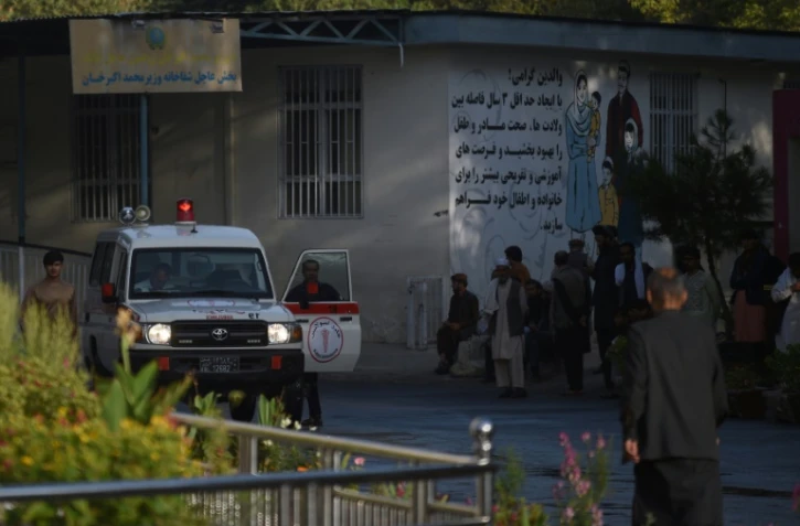 Une ambulance amène des blessés à l'hôpital Wazir Akbar Khan après un attentat, le 3 septembre 2019 à Kaboul