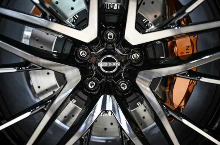 Le logo du constructeur automobile japonais Nissan Motor est visible dans une salle d'exposition à Yokohama le 9 mai 2024.