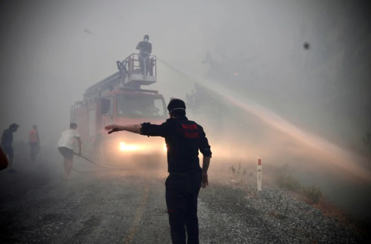 Des pompiers et des volontaires locaux combattent un feu de forêt à Akcakoca (Turquie), dans la région touristique de Mugla, le 6 août 2021