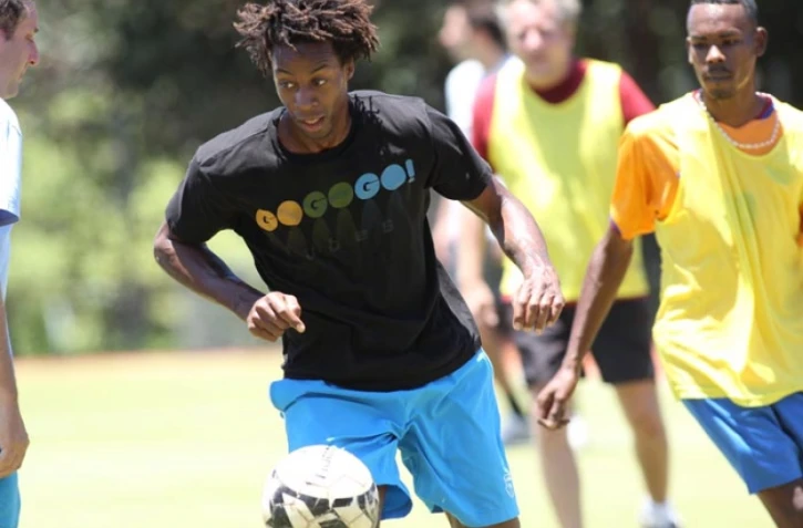 Jeudi 1 Décembre 2011

Gaël Monfils  du tennis au football au stade Casabona