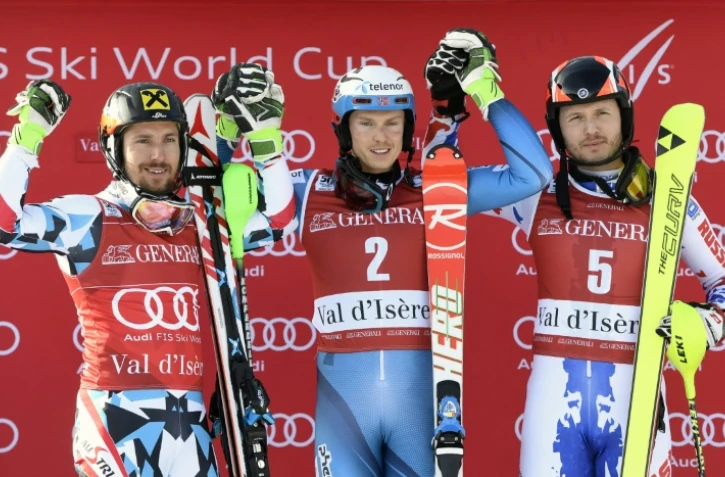 Le Norvégien Henrik Kristoffersen (c), l'Autrichien Marcel Hirscher (g) et le Russe Alexander Khoroshilov posent sur le podium du slalom de Val-d'Isère, le 11 décembre 2016
