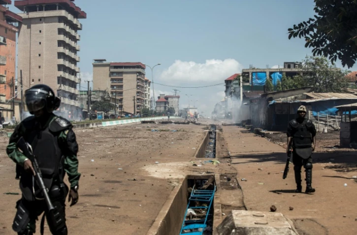 Des policiers deployés à Conakry où les partisans de l'opposition continuaient à manifester le 23 octobre 2020 