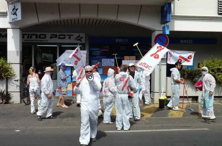 Samedi 3 décembre 2011 - Action d'ATTAC Réunion à Saint-Leu (Photo ATTAC RÉUNION)