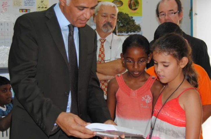 Jeudi 8 décembre - Remise du dictionnaire des écoliers aux enfants de l'école Les combavas à la Plaine Saint-Paul (photo service communication du Rectorat)