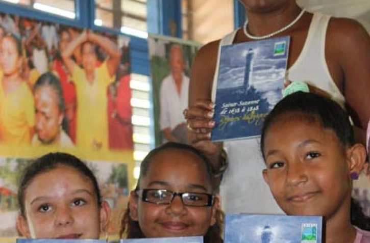 Jeudi 8 décembre 2011 - Distribution du livre "Sainte-Suzanne de 1638 à 1848, repères historiques" aux écoliers de Sainte-Suzanne (photo D.R)
