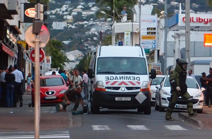 Jeudi 8 décembre 2011 - Une équipe de déminage fait exploser une valise suspecte à Saint-Denis