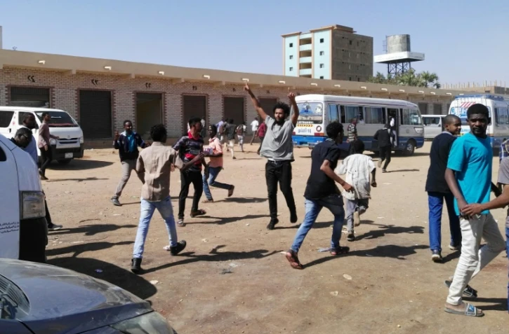 Des soudanais manifestent contre le président Omar el-Béchir, dans les rues de la capitale Khartoum, le 13 janvier 2019