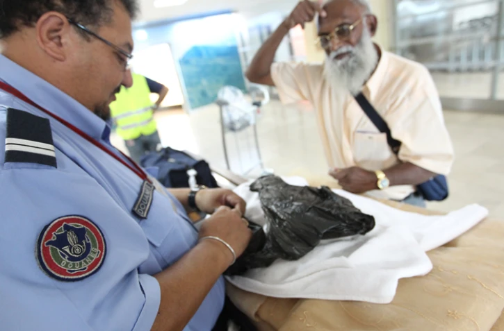 Jeudi 15 Décembre 2011
Contrôle des douanes à Gillot
