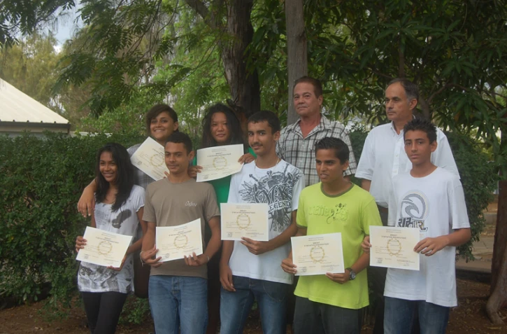 Les élèves (Elsira Timon n'a pas pu participer à la remise de diplômes), leur professeur Michel Laporte et le principal adjoint Gilbert Glévarec (Photo Dominique Besson)