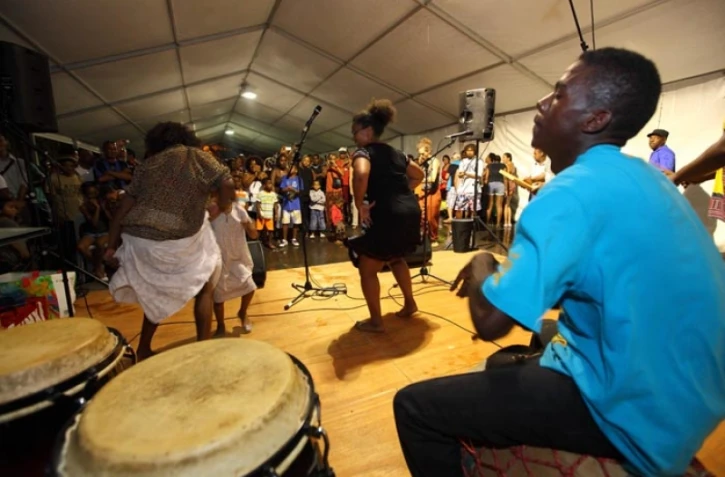 Lundi 19 Décembre 2011

Festivités du 20 Décembre à Saint-Pierre photo Philippe Boyer