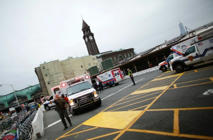 Des secouristes arrivent à la station Hoboken, à New Jersey, près de New York, où s'est produit un accident de train, le 29 septembre 2016