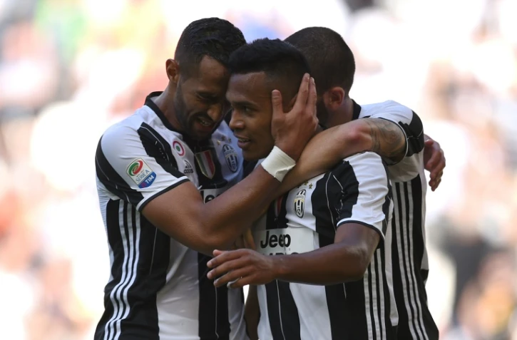 Le défenseur de la Juventus Alex Sandro Lobo Silva (c) est congratulé par ses coéquipiers après son but face à Crotone, le 21 mai 2017 à Turin