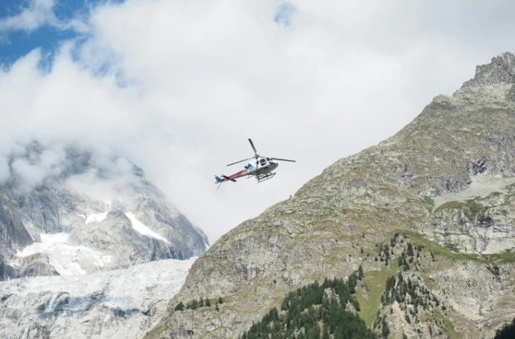  Un hélicoptère est à la recherche des alpinistes italiens dans le massif du Mont Blanc (Haute-Savoie) le 10 août 2018