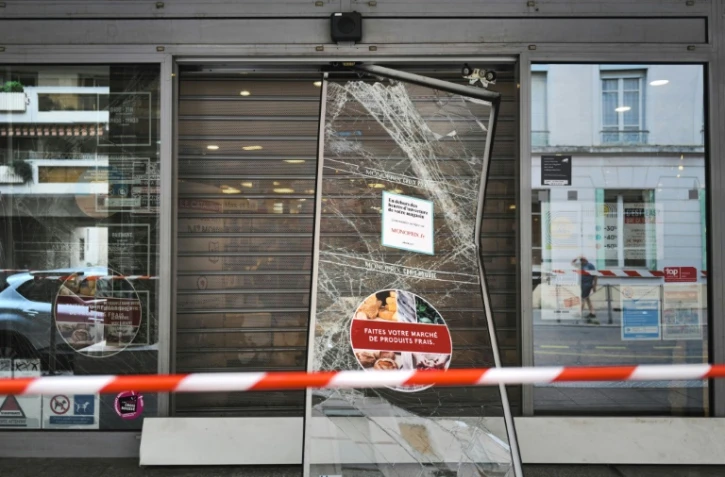 La vitrine cassée d'un supermarché pillé après une quatrième nuit consécutive d'émeutes, le 1er juillet 2023 à Lyon