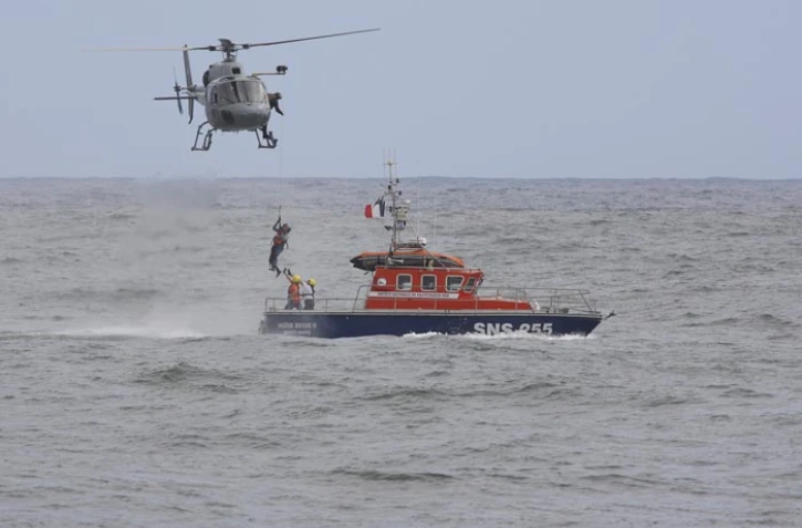 Jeudi 22 décembre 2011 - Sauvetage des passagers d'un voilier en détresse au large de Saint-Benoît (Photo image-reunion.re pour Imaz Press Réunion)