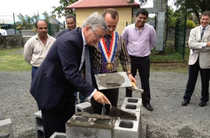 Jeudi 22 décembre 2011 - Pose de la première pierre de l'équipement NRA à Rivière du Mât les Bas à Saint-André (photo D.R)