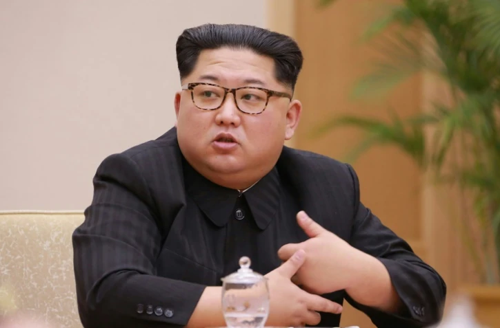 Kim Jong Un lors d'une réunion du bureau politique du Comité central du parti unique nord-coréen, le 9 avril 2018 à Pyongyang (image diffusée par l'agence officielle KCNA).