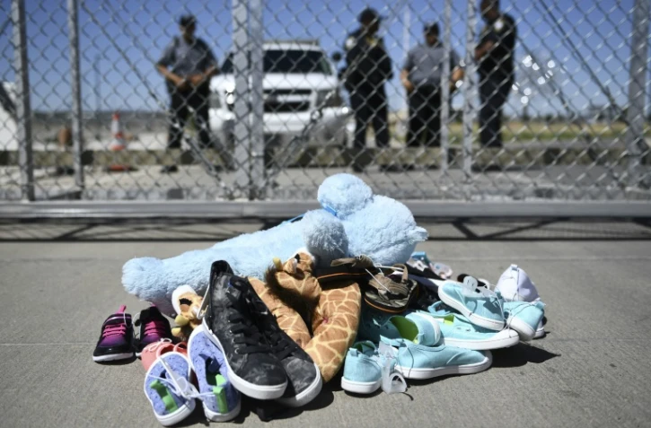 Des chaussures d'enfants disposées devant le poste-frontière de Tornillo près d'El Paso, aux Etats-Unis, lors d'un rassemblement contre les séparations de familles de migrants, le 21 juin 2018