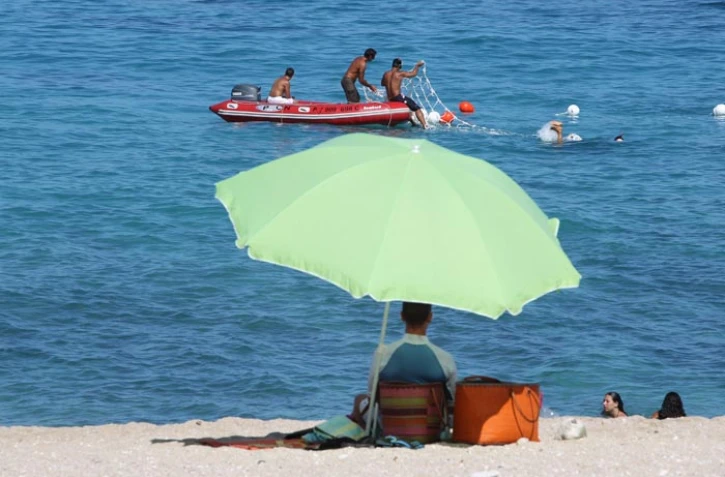 Installation de filets sur la plage de Boucan-Canot