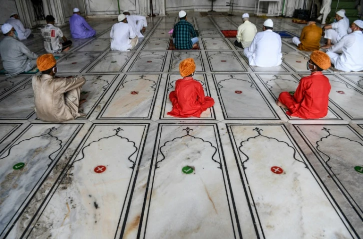 Distanciation physique lors de la prière du vendredi dans une mosquée de New Delhi, le 31 juillet 2020