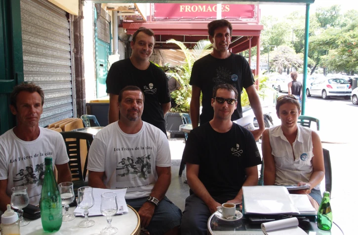Vendredi 30 décembre 2011 - Sea Shepherd, Les Frères de la Côte et Surfriders Foundation ensemble contre le risque requins aux Roches Noires.