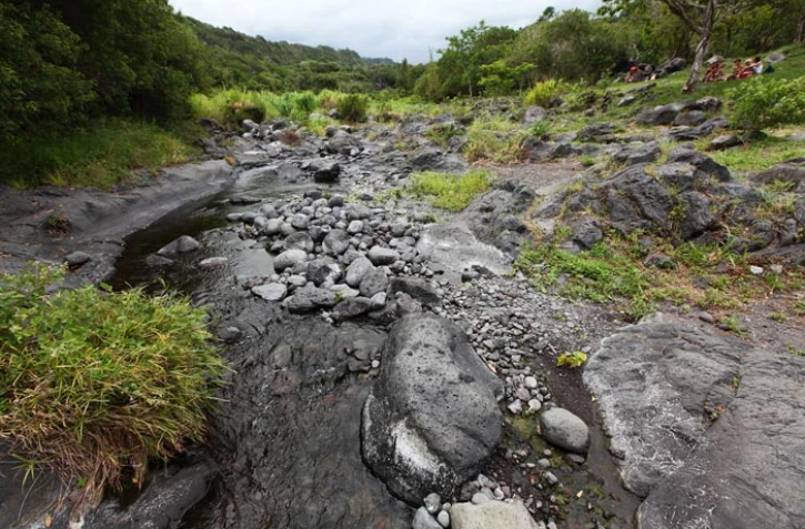 Lundi 2 janvier 2012 - En raison de la sécheresse, le lit de la rivière Langevin à Saint-Joseph est presque sec (Photo Philippe Boyer pour www.ipreunion.com)