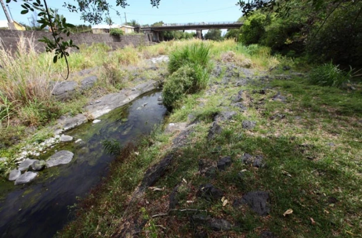 Lundi 2 janvier 2012 - En raison de la sécheresse, le lit de la rivière Langevin à Saint-Joseph est presque sec (Photo Philippe Boyer pour www.ipreunion.com)