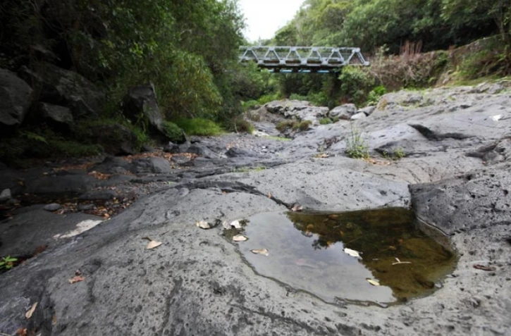 Lundi 2 janvier 2012 - En raison de la sécheresse, le lit de la rivière Langevin à Saint-Joseph est presque sec (Photo Philippe Boyer pour www.ipreunion.com)