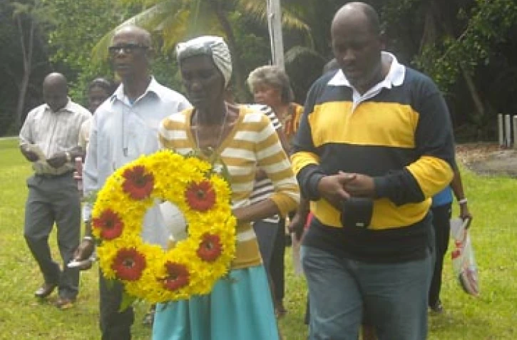 Lisette Talate (avec la couronne de fleurs) aux côtés d'Olivier Bancoult en octobre 2009 (photo D.R)