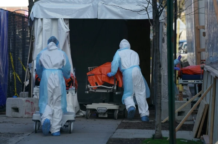 Des corps transportés dans un camion réfrigéré faisant office de morgue temporaire à New York, le 4 avril 2020 