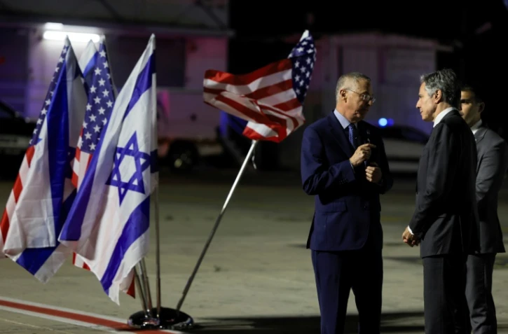 Le secrétaire d'Etat américain Antony Blinken (d) est accueilli par l'ambassadeur américain en Israël Jacob Lew à son arrivée à l'aéroport Ben Gourion, le 30 avril 2024