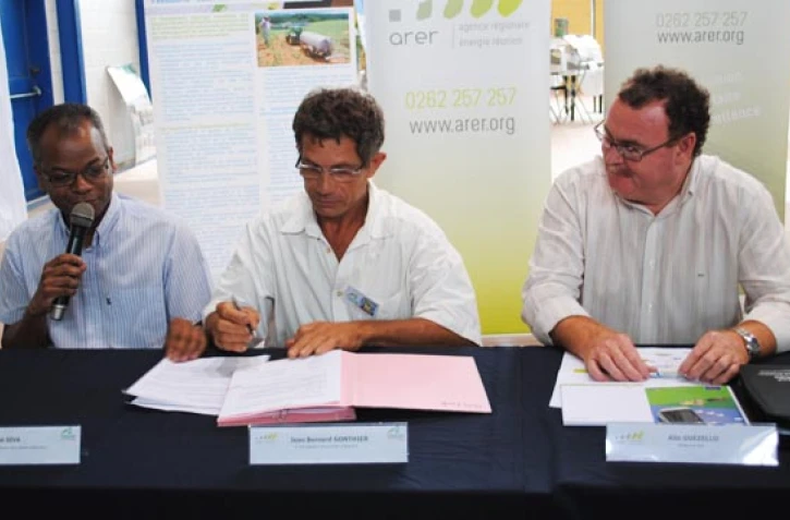 Vendredi 13 janvier 2012 - Signature de la convention entre la Chambre d'Agriculture et l'ARER (photo D.R)