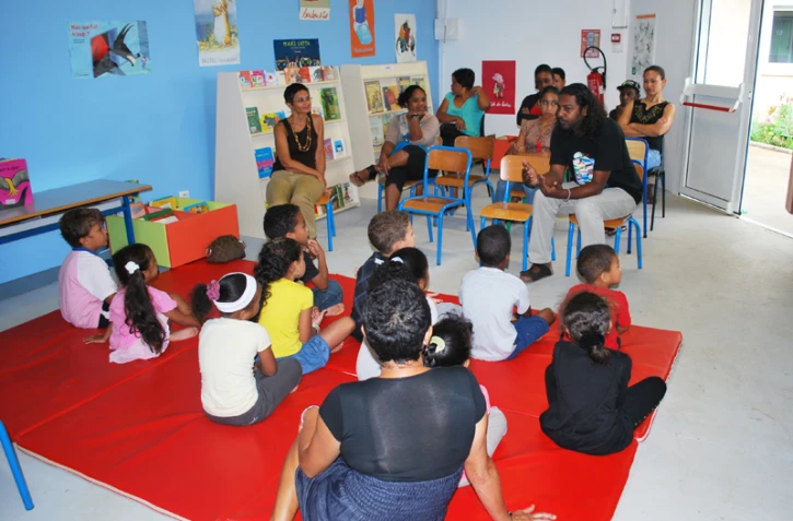 Le mercredi 18 janvier 2012 - Les enfants du Plate découvrent la lecture et rencontrent l'auteur du live 'le margouillat qui voulait voir l'océan' (photo DR)