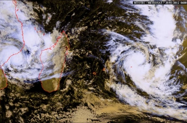 Vendredi 20 janvier 2012 - Les systèmes dépressionnaires Ethel et Funso dans le sud-ouest de l'Océan Indien (image satellite www.mtotec.com)