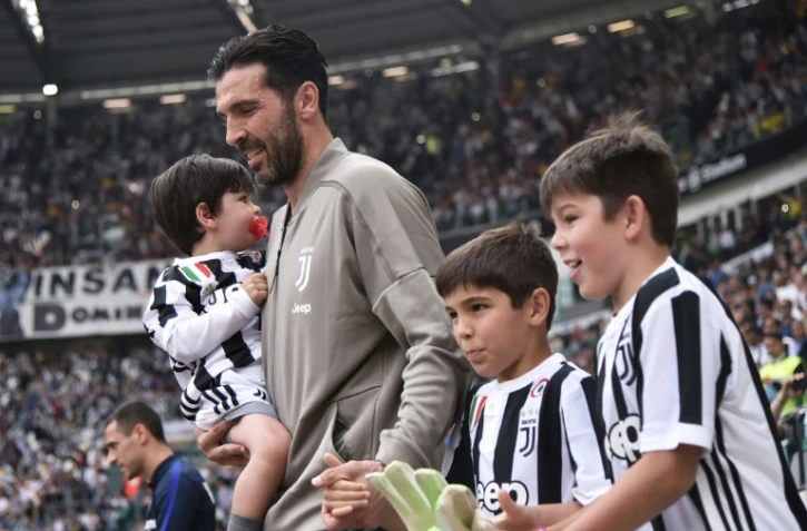 Le gardien de but de la Juventus Gianluigi Buffon avec ses enfants avant le match contre Vérone, le 19 mai 2018 à Turin