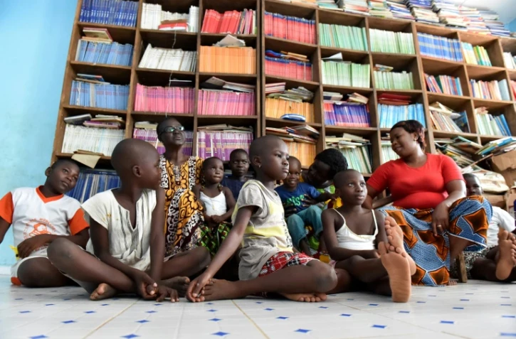 Des enfants et leurs nounous dans le "Centre d'accueil et de transit Sainte Geneviève" le 4 septembre 2016 à Katiola en Côte d'Ivoire