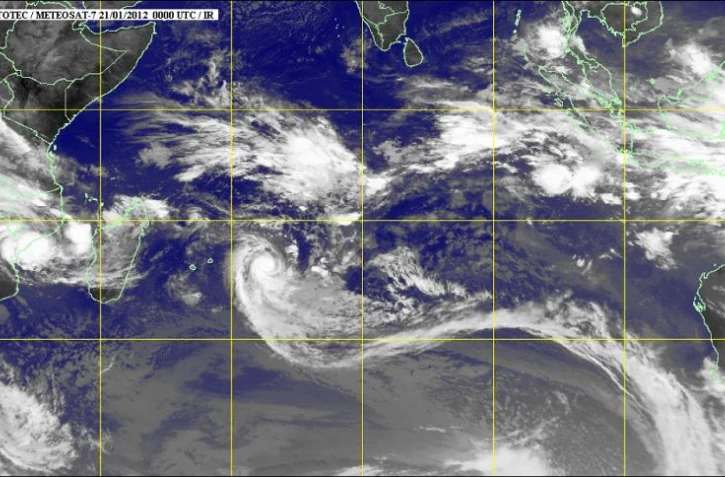 Samedi 21 janvier 2012 - Les systèmes dépressionnaires Ethel et Funso dans l'océan Indien (image satellite www.mtotec.com)