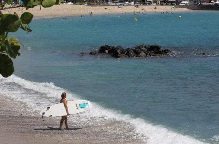 Mercredi 25 janvier 2012 - Malgré l'interdiction Sea Shepherd et les FrÚres de la CÎte surfent à Roches Noires en début d'aprÚs-midi.