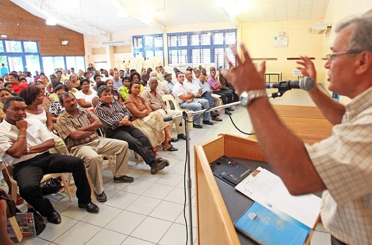Jeudi 15 Janvier 2009 - Maurice Gironcel (de dos) annonce son retrait de la mairie pour inéligibilité. Face à lui Daniel Alamélou (1er rang, chemise blanche) et Yolande Pausé (2ème rang à gauche)
